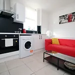 Modern 2 Bedroom Flat In Robert St, Swansea