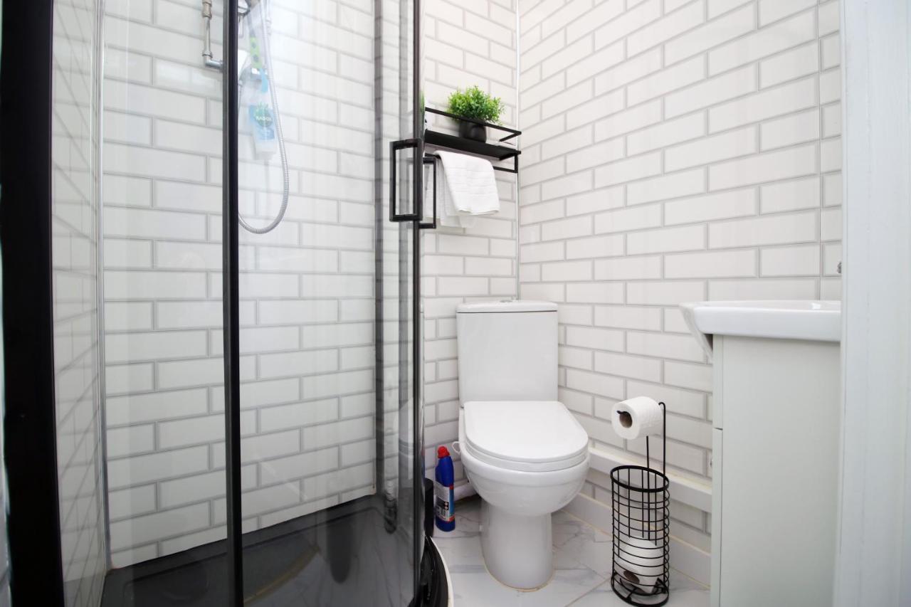 Modern 2 Bedroom Flat In Robert St,
