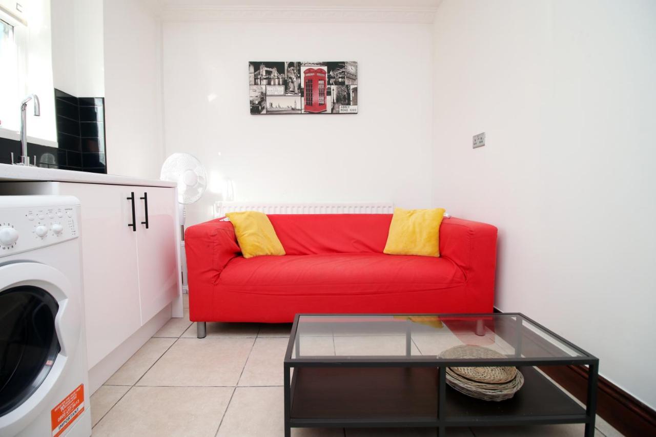 Modern 2 Bedroom Flat In Robert St,